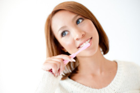 歯を磨く女性2